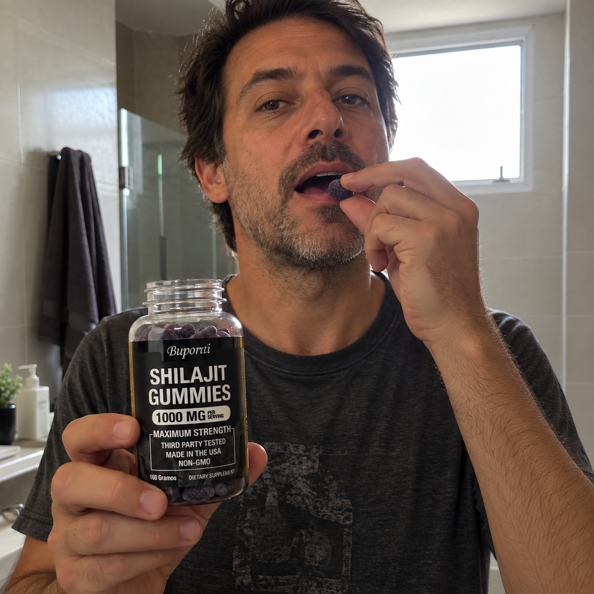 Escena publicitaria de uso de Shilajit Gummies