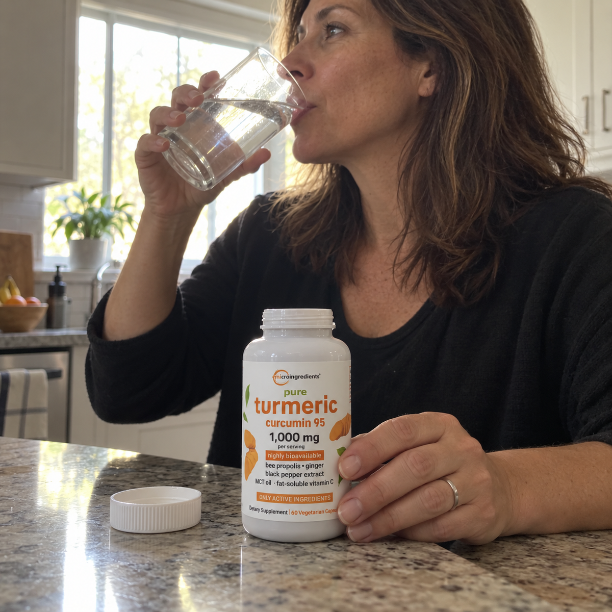 Pure Turmeric — escena publicitaria ugc-03; no foto de comprador